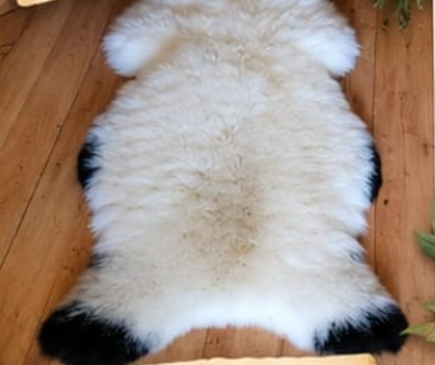 Natuurlijke schapenvacht Bella op een houten vloer