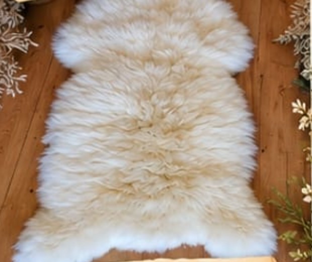 Natuurlijke schapenvacht Billy op een houten vloer