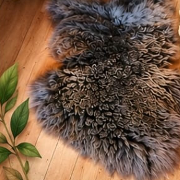 Natuurlijke schapenvacht Coco op een houten vloer